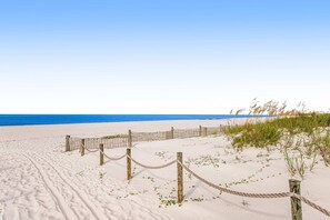 Beach nearby - Charming Condo at Waterside with Shared Pool, Hot Tub, Free WiFi, and AC (Mexico Beach)