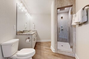 Shower, towels - Spacious townhome, dog-friendly w full kitchen & shared pool (Navarre)
