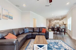 TV, DVD player, offices - Spacious townhome, dog-friendly w full kitchen & shared pool (Navarre)