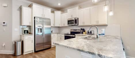 Refrigerador, microondas, horno, placa de cocina
