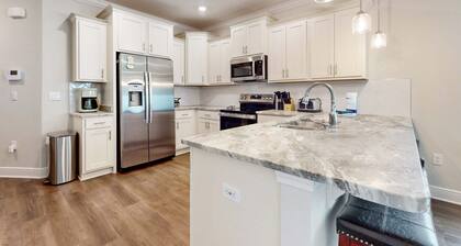 Spacious townhome, dog-friendly w full kitchen & shared pool