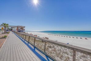 Beach nearby - Bright townhome with patio, fenced yard & pool - near shops and dining (Miramar Beach)