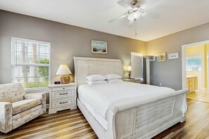 3 bedrooms, iron/ironing board, WiFi, bed sheets - Bright townhome with patio, fenced yard & pool - near shops and dining (Miramar Beach)