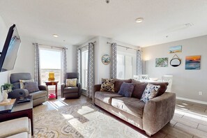 TV, offices - Condo only steps from the beach with Complimentary Beach Service (Navarre Beach)