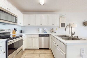 Fridge, microwave, oven, stovetop - Condo only steps from the beach with Complimentary Beach Service (Navarre Beach)