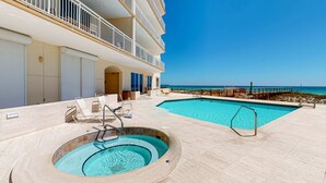 Un hotel con area piscina, vasca idromassaggio e vista sull'oceano.