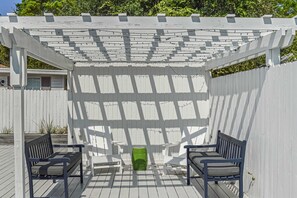 Terrace/patio - Bright home near the beach with enclosed patio, grill, outdoor shower, W/D, AC (Santa Rosa Beach)