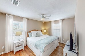 2 bedrooms, iron/ironing board, WiFi, bed sheets - Bright home near the beach with enclosed patio, grill, outdoor shower, W/D, AC (Santa Rosa Beach)