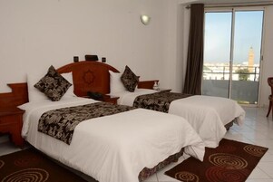 Habitación básica con 1 cama doble o 2 individuales, balcón, vistas a la ciudad | Wifi gratis