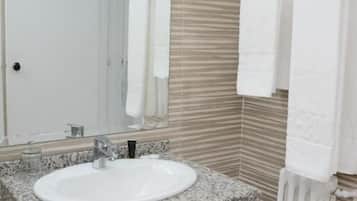 Toallas, jabón, shampoo, papel higiénico