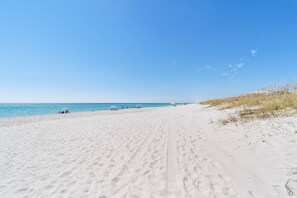 Beach nearby - Lovely home with sound view, balcony, full kitchen, central AC, & washer/dryer (Navarre Beach)