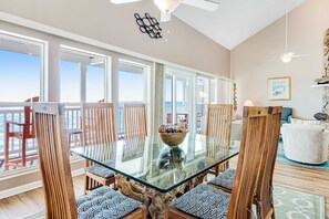 Dining - Gorgeous condo with ocean views, inviting balcony, bright interior, washer/dryer (Santa Rosa Beach)