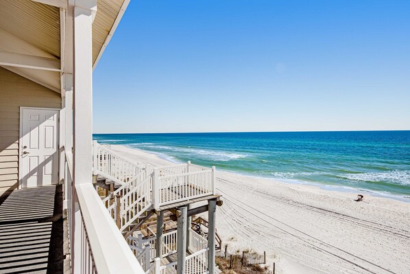 On the beach - Gorgeous condo with ocean views, inviting balcony, bright interior, washer/dryer (Santa Rosa Beach)
