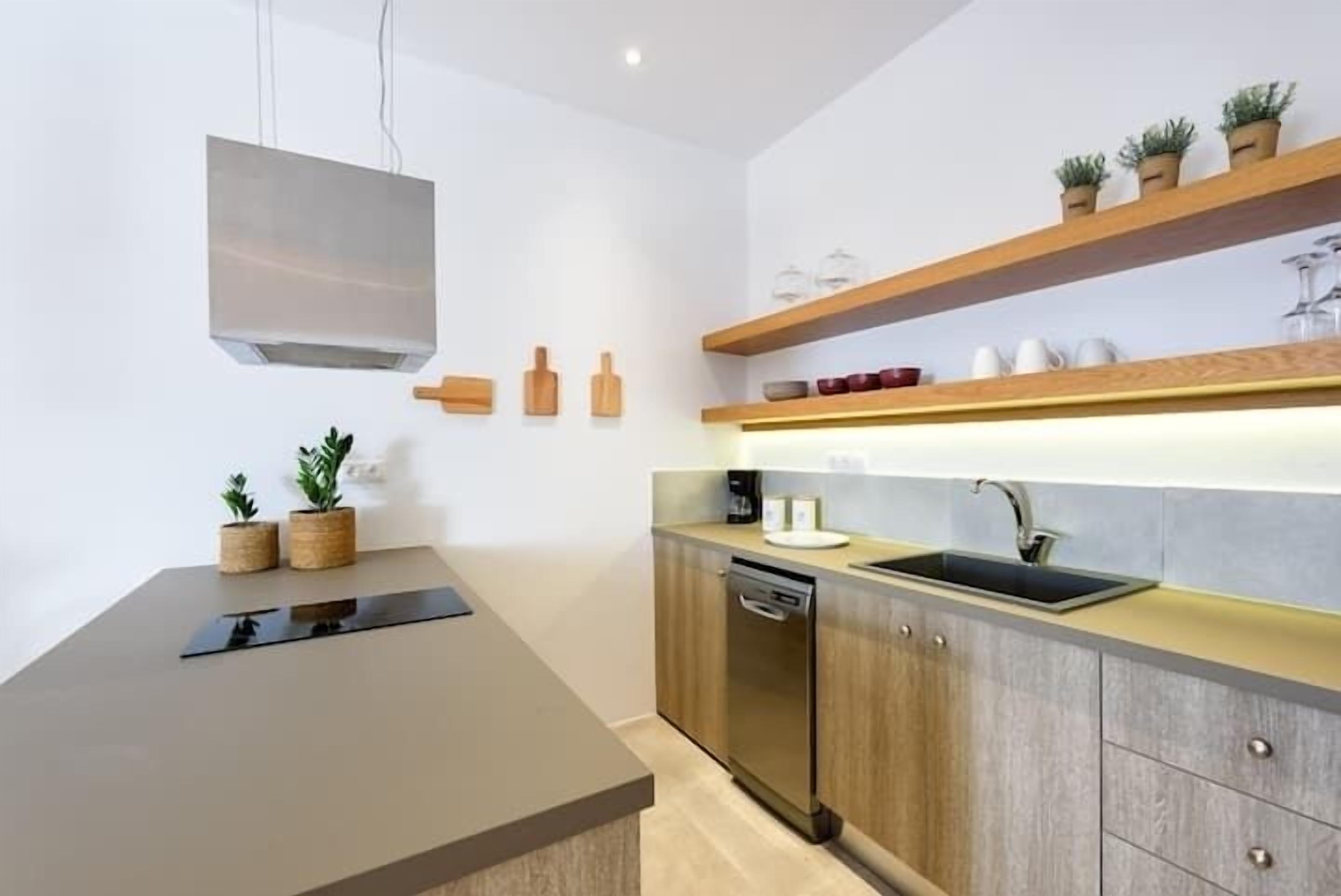 Fridge, oven, dishwasher, coffee/tea maker