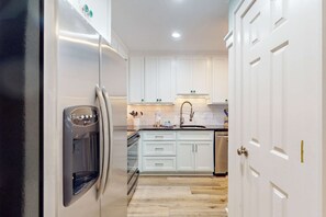 Fridge, microwave, oven, stovetop - Bright Townhouse with High-Speed WiFi, Private Washer/Dryer, and Pool (Santa Rosa Beach)