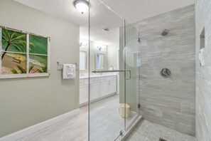 Shower, towels - Sixth-floor Gulf-front condo with water views, pool, hot tub & covered parking (Navarre Beach)