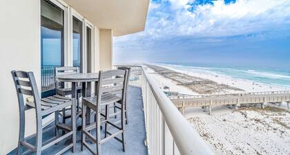 Sixth-floor Gulf-front condo with water views, pool, hot tub & covered parking