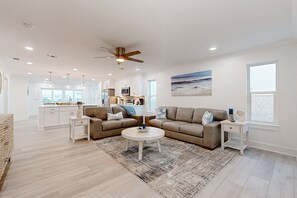 TV, offices - Gorgeous dog-friendly condo, private balcony and close to beach (Navarre)