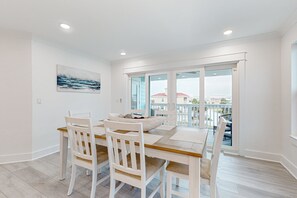 Interior - Gorgeous dog-friendly condo, private balcony and close to beach (Navarre)