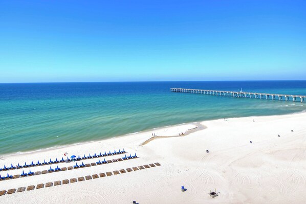 On the beach - Spacious, waterfront condo with furnished balcony, pools & fitness room (Panama City Beach)