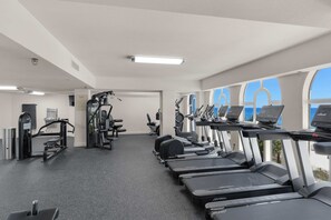 Fitness facility - Spacious, waterfront condo with furnished balcony, pools & fitness room (Panama City Beach)