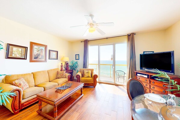 TV, DVD player, offices - Lovely beachfront condo with Gulf views, pool & gym - steps to Pier Park (Panama City Beach)