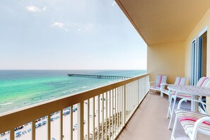 Property grounds - Open & spacious condo in beachfront complex with pool, gym, elevator & fast WiFi (Panama City Beach)