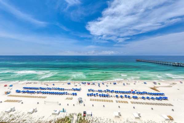On the beach - Open & spacious condo in beachfront complex with pool, gym, elevator & fast WiFi (Panama City Beach)