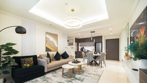 Uma sala de estar moderna com sofá, mesa de centro e área de jantar com cadeiras.