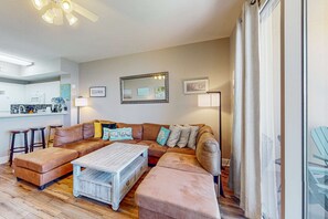 TV, DVD player, offices - Beachy oceanfront condo w/ beach access, shared pools and hot tub, & free WiFi (Panama City Beach)