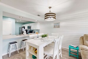 Dining - Beachview Condo with full kitchen, shared pool, hot tub and beach access (Panama City Beach)
