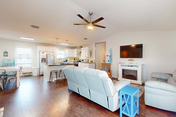 TV, video games, offices - Dog-friendly home near beach with enclosed yard, grill, W&D, AC, garage, & WiFi (Panama City Beach)