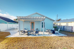 Outdoor dining - Dog-friendly home near beach with enclosed yard, grill, W&D, AC, garage, & WiFi (Panama City Beach)