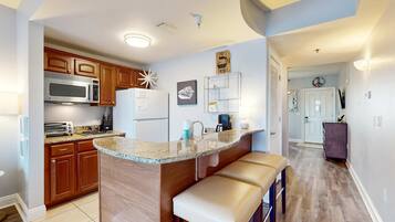 Fridge, microwave, stovetop, dishwasher