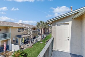 Property grounds - Beachy townhouse with 11 pools, golf, fast WiFi & private W/D (Panama City Beach)