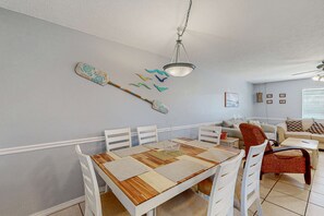 Dining - Beachy townhouse with 11 pools, golf, fast WiFi & private W/D (Panama City Beach)