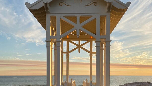Ein Strandpavillon mit Blick auf den Ozean.