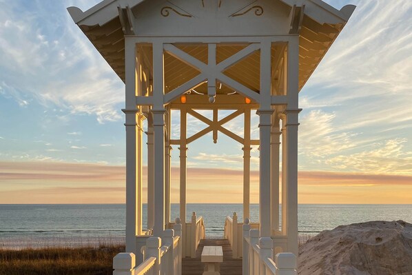 Beach - Enchanting & modern waterfront condo just steps to the beach, pools & hot tubs (Panama City Beach)
