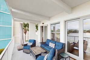 Terrace/patio - Enchanting & modern waterfront condo just steps to the beach, pools & hot tubs (Panama City Beach)