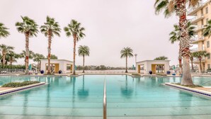 Ein großes Hallenbad mit Palmen und kleinen Gebäuden rundherum.