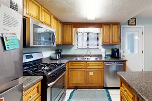 Fridge, microwave, oven, stovetop - Cozy, family-friendly condo w/ shared pools, tennis, a fitness room, & more (Panama City Beach)