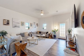 TV, offices - Gorgeous coastal  dog-friendly home with plenty of space and close to everything (Panama City Beach)