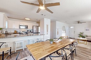 Fridge, microwave, oven, stovetop - Gorgeous coastal  dog-friendly home with plenty of space and close to everything (Panama City Beach)