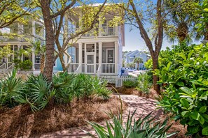 Exterior - Beautiful, dog-friendly home with shared pools & complimentary beach chairs (Panama City Beach)