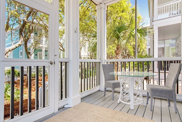 Outdoor dining - Beautiful, dog-friendly home with shared pools & complimentary beach chairs (Panama City Beach)