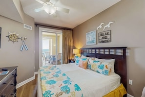 2 bedrooms, WiFi, bed sheets - Beachfront Condo, gorgeous views, dog-friendly, shared pool and beach access (Panama City Beach)