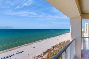 On the beach - Beachfront Condo, gorgeous views, dog-friendly, shared pool and beach access (Panama City Beach)