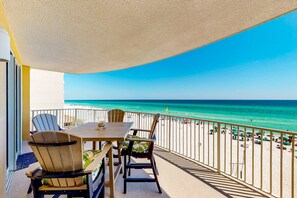 Outdoor dining - Wonderful 5th-floor condo in Gulf-front building with pool & central AC (Panama City Beach)