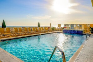 Pool - Wonderful 5th-floor condo in Gulf-front building with pool & central AC (Panama City Beach)