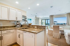 Interior - Cozy coastal condo with shared pool, Hot tub and easy beach access (Panama City Beach)